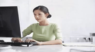 Persona trabajando en un ordenador