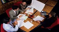 Reunión alrededor de una mesa